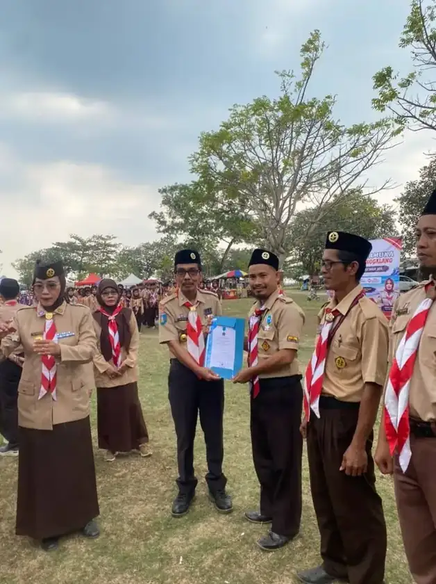 Penyerahan penghargaan Pancawarsa dari Kepala Dinas Pendidikan dan Kebudayaan Kabupaten Serang