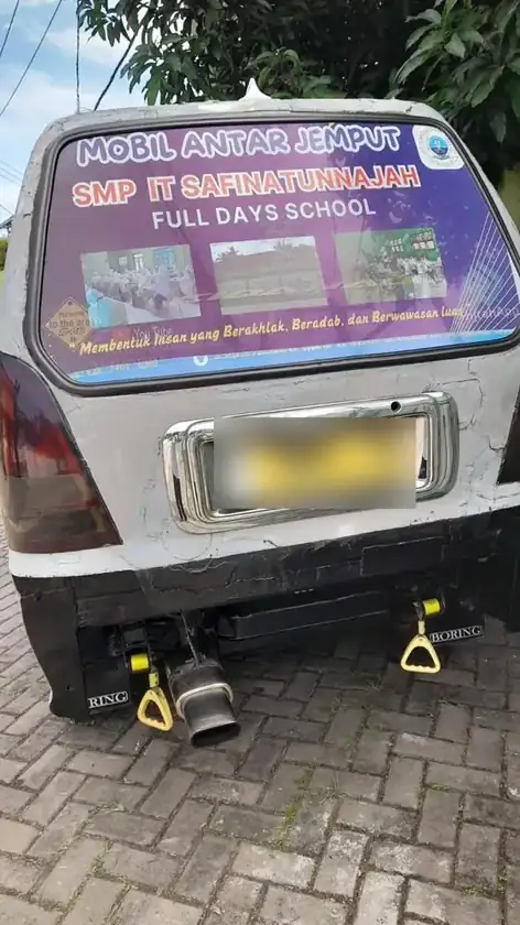 Bagian belakang mobil antar jemput SMPIT Safinatunnajah Full Days School