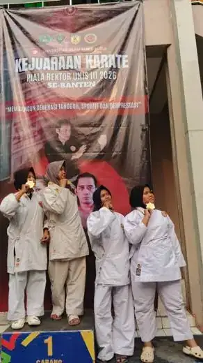 Tim karate di podium juara 1 se-Banten