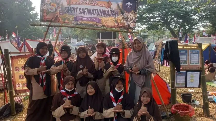 Regu Aster putri bersama pembina di area perkemahan LT2