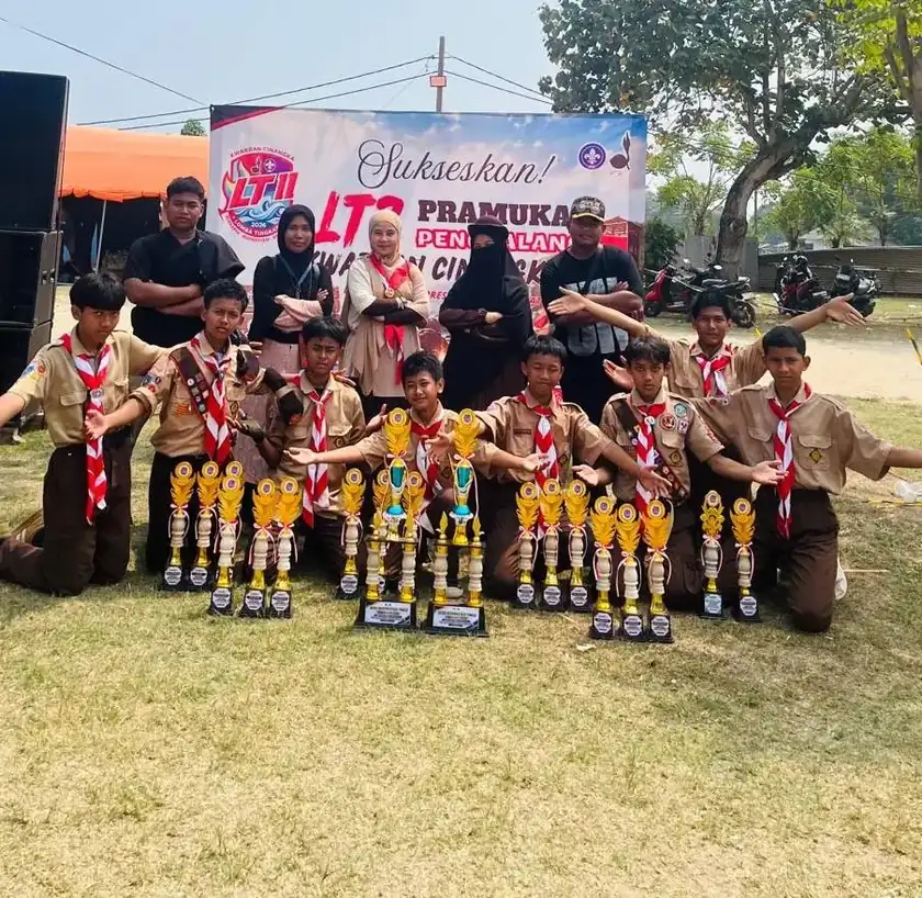 Regu Putra SMPIT Safinatunnajah berpose dengan banyak piala di LT2 Pramuka Kwarran Cinangka