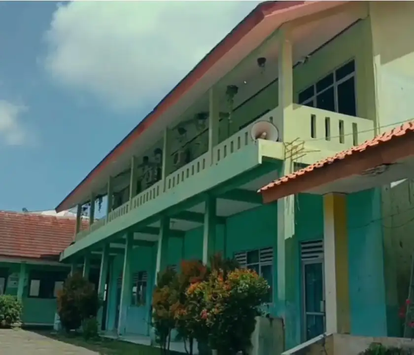 Gedung dua lantai SMPIT Safinatunnajah dengan selasar hijau