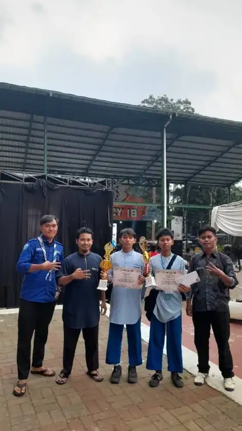 Murid dan pembina SMPIT Safinatunnajah membawa piala SPACY 18