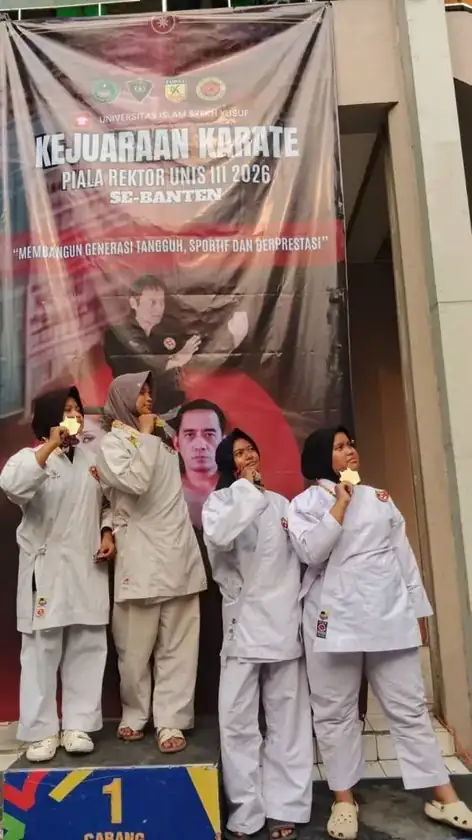 Tim karate SMPIT Safinatunnajah di podium juara 1 Kejuaraan Karate Piala Rektor UNIS III 2026