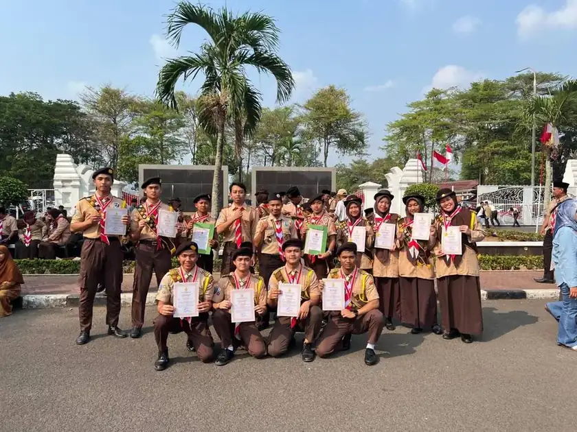 Penerima Tanda Pramuka Garuda memegang piagam, termasuk murid SMPIT Safinatunnajah